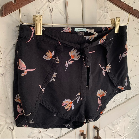 Kimchi Blue Whitney Floral Wrap Short - Picture 9 of 16